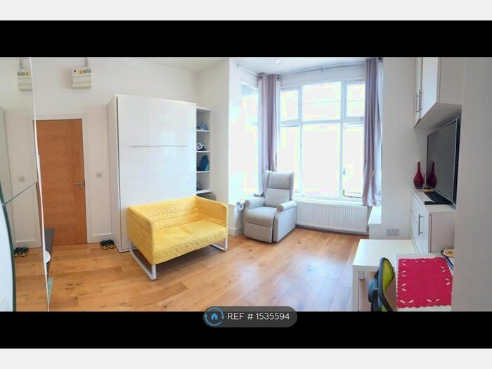 1 Bedroom Flat To Rent In Studio Room At Ramsden Road, London, N11