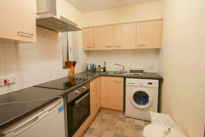 1 Bedroom Flat To Rent In Amberley Way, Uxbridge, UB10