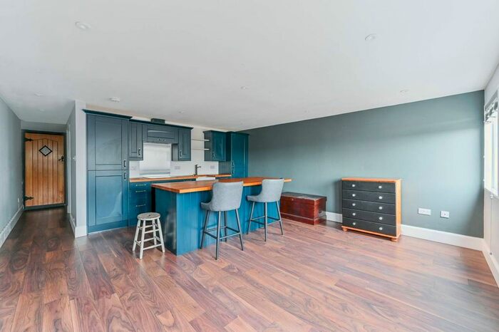 1 Bedroom Flat To Rent In Dell House, Purley, South Croydon, CR2