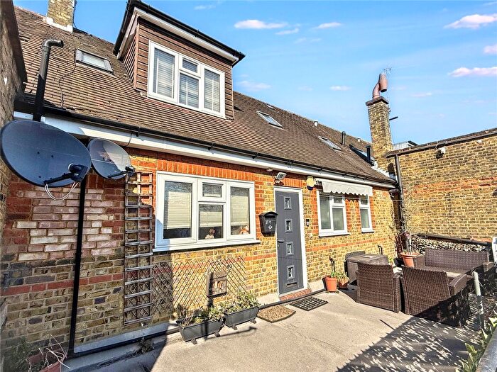 3 Bedroom Flat For Sale In Greenhill Parade, Great North Road, New Barnet, Barnet, EN5