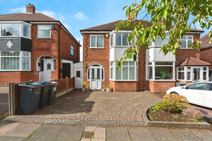 3 Bedroom Semi-detached House For Sale In Peplins Way, Birmingham, West Midlands, B30