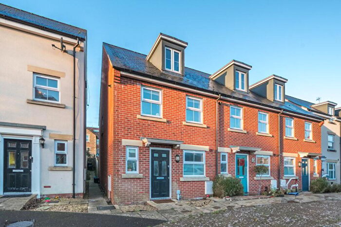 3 Bedroom End Of Terrace House For Sale In Portway Gardens, Frome, BA11