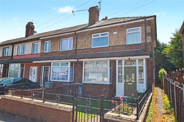 3 Bedroom Town House For Sale In King George Avenue, Morley, Leeds, West Yorkshire, LS27