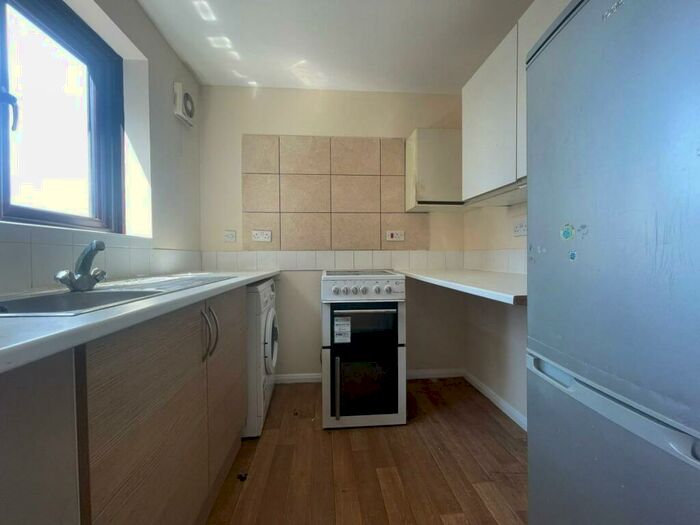 Studio To Rent In Streamside Close Edmonton, N9