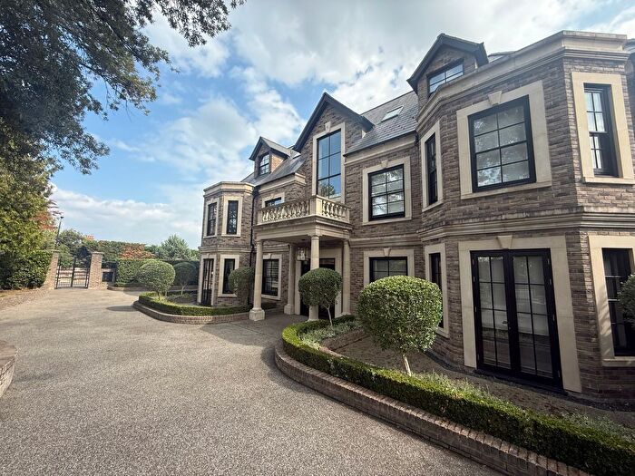 3 Bedroom Flat To Rent In Camlet Way, Enfield, EN4