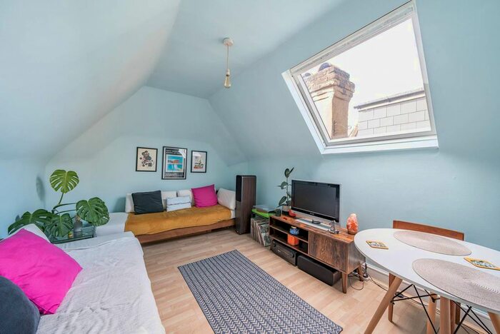 2 Bedroom Flat To Rent In Osbaldeston Road, Upper Clapton, London, N16