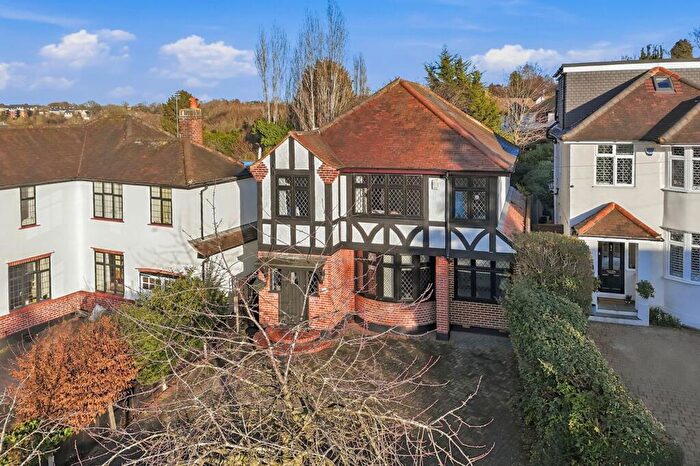 4 Bedroom Detached House For Sale In Honeypot Lane, Brentwood, CM14
