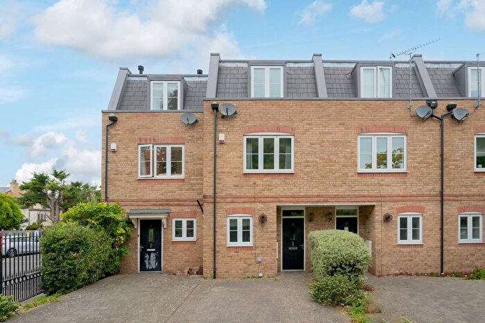 3 Bedroom Terraced House To Rent In Hepdon Mews, Tooting Broadway, London, SW17