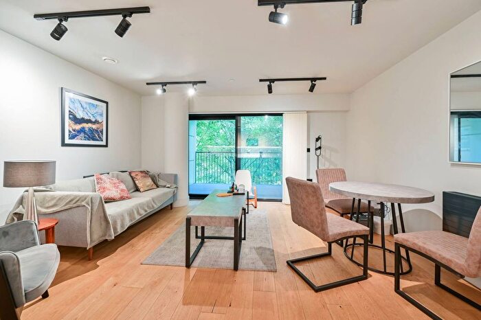 2 Bedroom Flat To Rent In Tower Bridge Road, Bermondsey, London, SE1