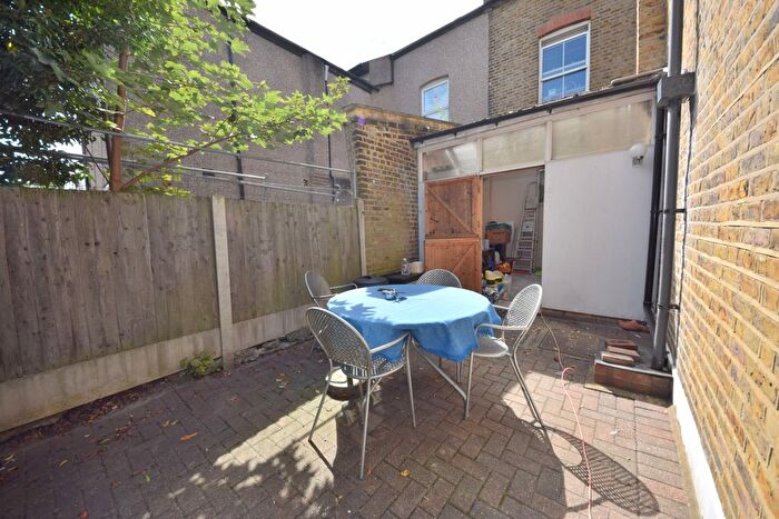 3 Bedroom Flat To Rent In The Drive, Ilford, IG1