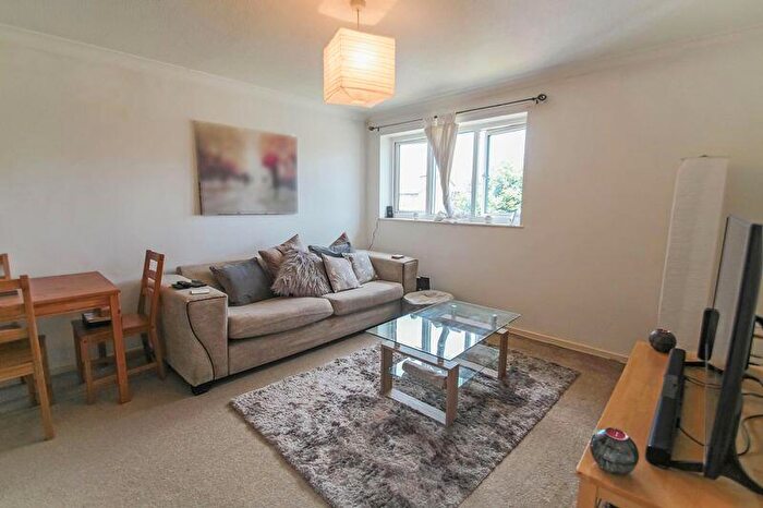 1 Bedroom Flat To Rent In Dibden Close, Throop, BH8