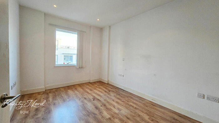 2 Bedroom Apartment For Sale In Yeo Street, London, E3