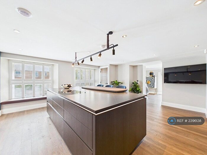 3 Bedroom Flat To Rent In Berry Hill Hall, Mansfield, NG18