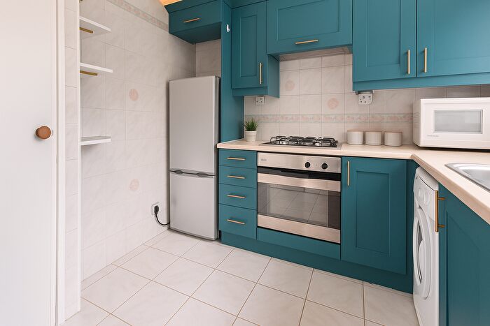 2 Bedroom Flat To Rent In Ravensmede Way, London, W4