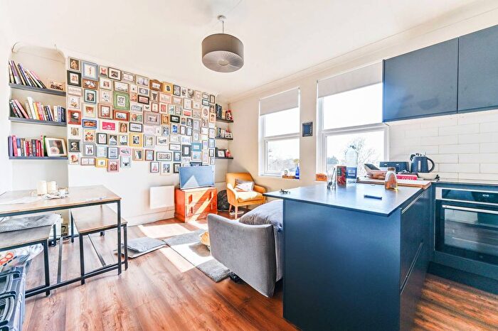 2 Bedroom Flat For Sale In Penge Road, South Norwood, London, SE25