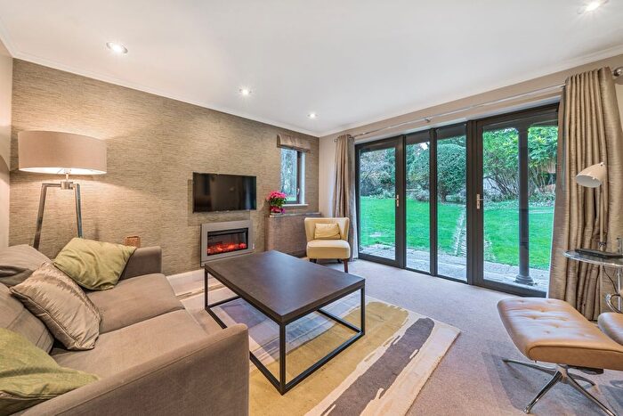 2 Bedroom Flat To Rent In Woburn Park, Woburn Hill, Addlestone, KT15