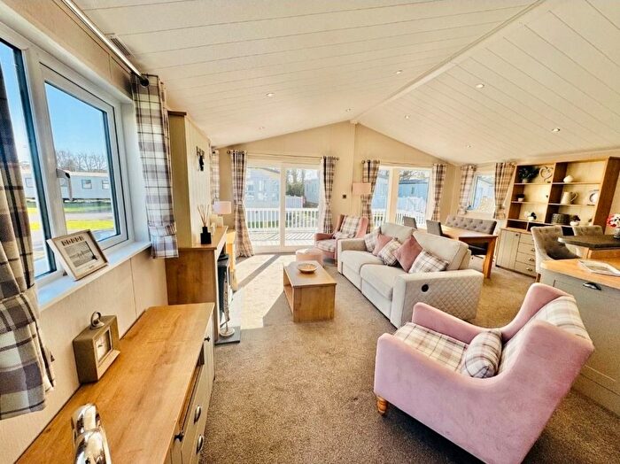 2 Bedroom Mobile/park Home For Sale In Luxury Lodge, Walton On The Naze, CO14
