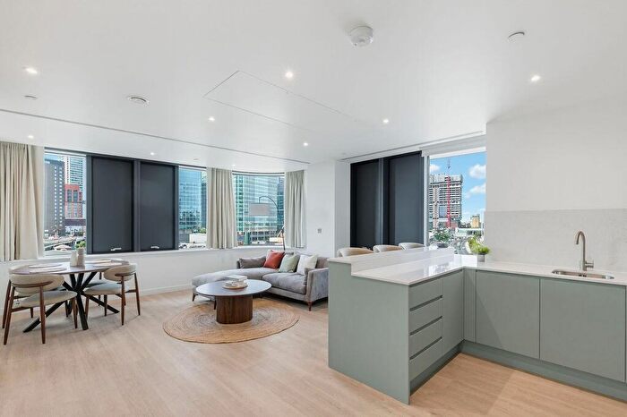 3 Bedroom Flat To Rent In Wharf House, Trafalgar Way, London, E14