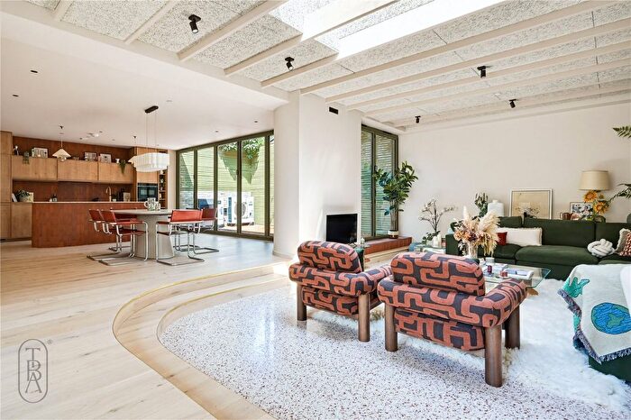 3 Bedroom Detached House For Sale In St. Mark's Rise, London, E8