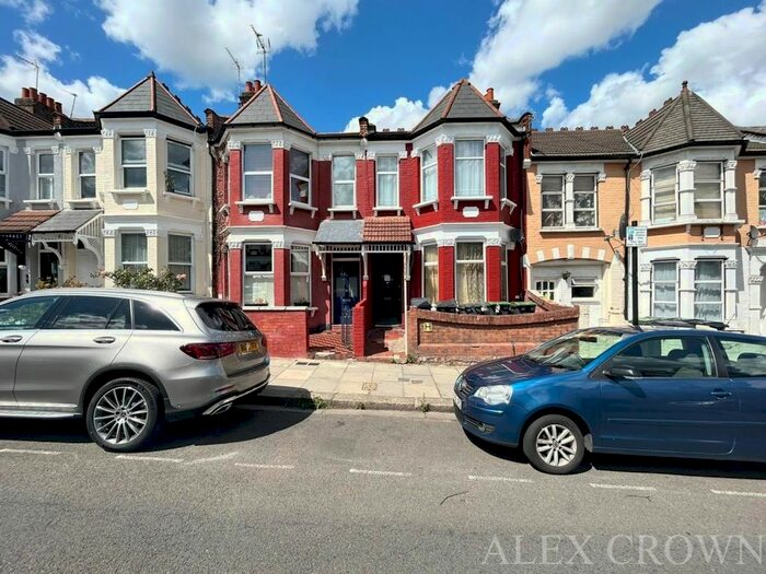 Studio To Rent In Warham Road, London, N4