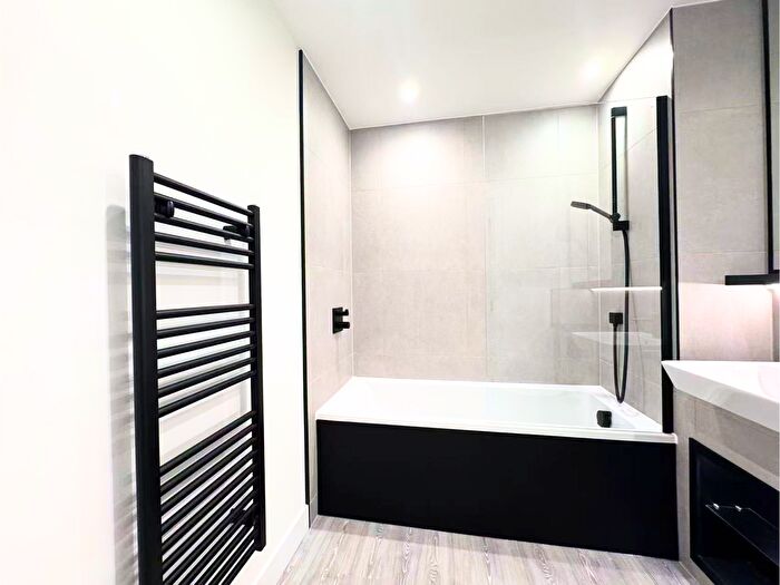 2 Bedroom Flat To Rent In Pavana Square, Brentford, TW8