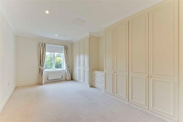 3 Bedroom Flat To Rent In Old Avenue, Weybridge, KT13
