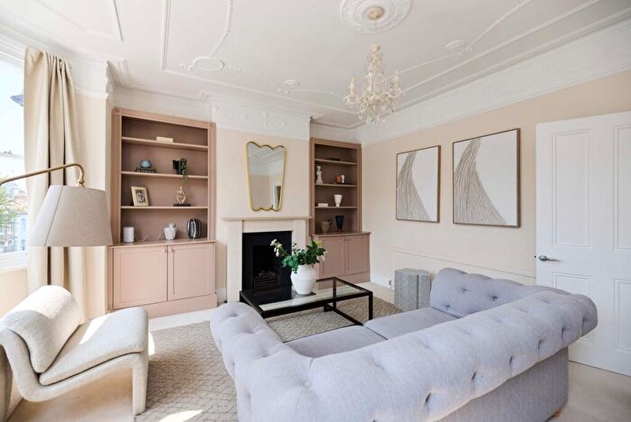 2 Bedroom Flat To Rent In Harbut Road London, SW11