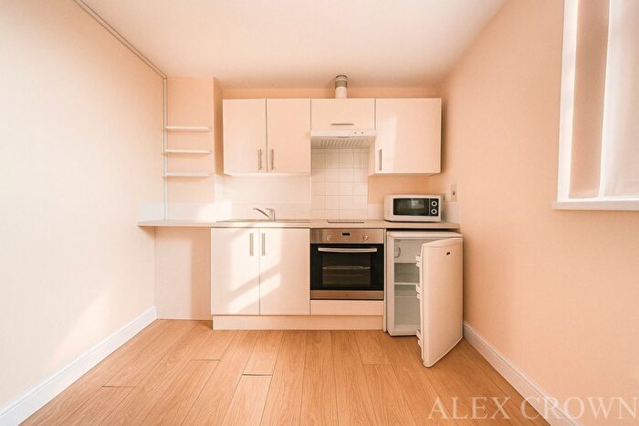 Studio To Rent In Bounds Green Road, N11