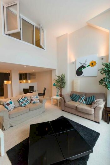 3 Bedroom Flat To Rent In Beckhampton Street, Swindon, SN1
