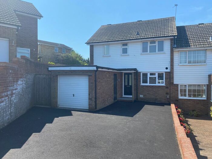 3 Bedroom Semi-Detached House To Rent In Moss Bank, Chatham, ME5