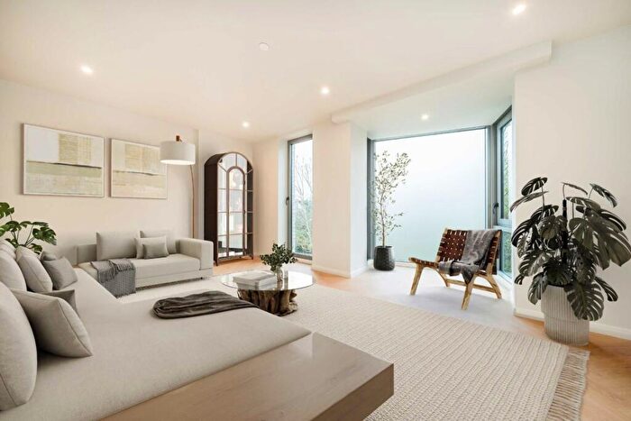 3 Bedroom Flat For Sale In Coombe Road, New Malden, KT3