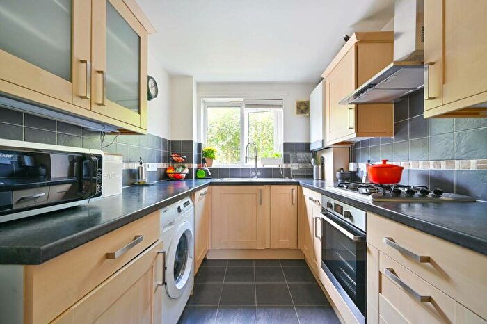 2 Bedroom Flat To Rent In Trieste Court, Balham, London, SW12
