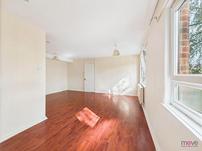 3 Bedroom Flat To Rent In The Dukeries, Gloucester, GL1