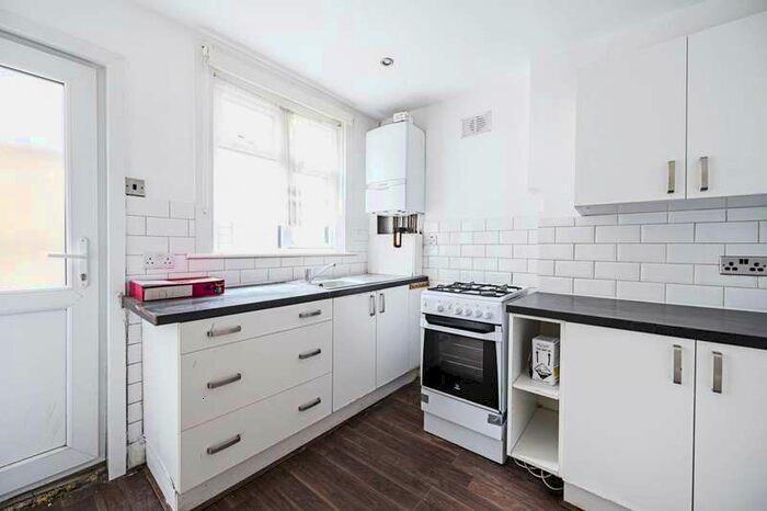 2 Bedroom Flat To Rent In Leslie Road, Leytonstone, E11