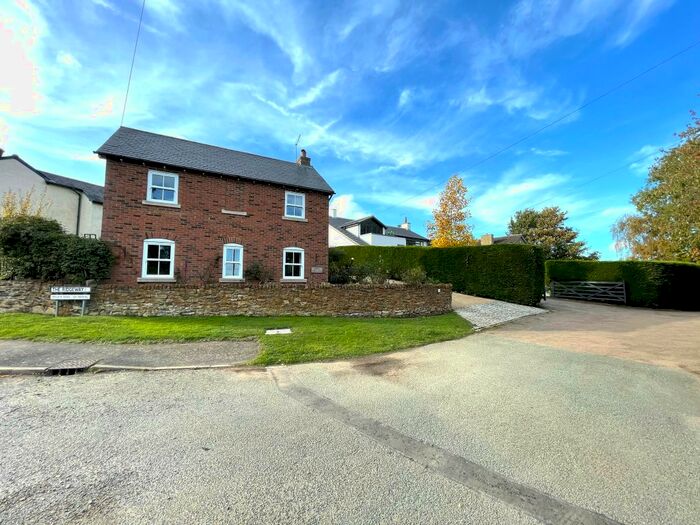 3 Bedroom Detached House For Sale In The Ridgeway, NN11