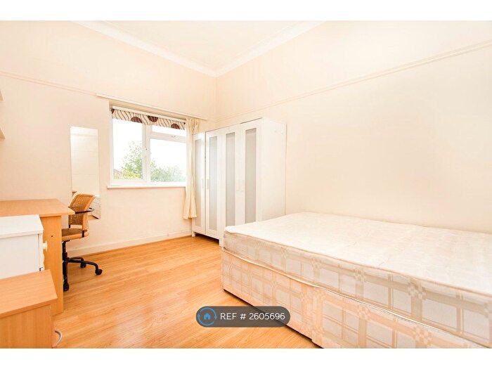 5 Bedroom Flat To Rent In Parson Street, Hendon, NW4