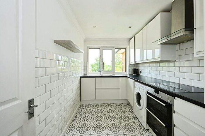 2 Bedroom Flat For Sale In Nutfield Road, Merstham, Redhill, Surrey, RH1