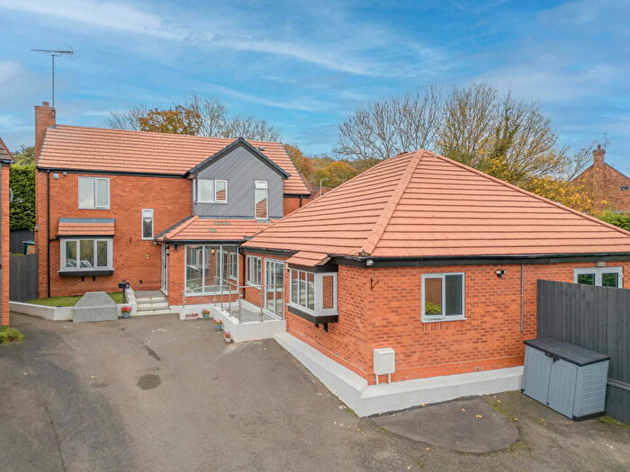 6 Bedroom Detached House For Sale In Brookfield Close, Hunt End, Redditch, B97