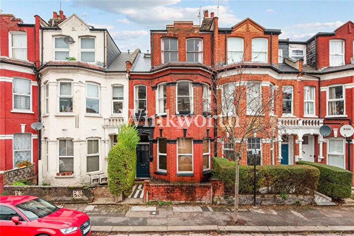 2 Bedroom Flat For Sale In Hampden Road, London, N8