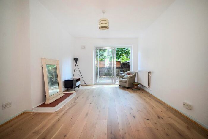 1 Bedroom Flat To Rent In Queen Margarets Grove, London, N1