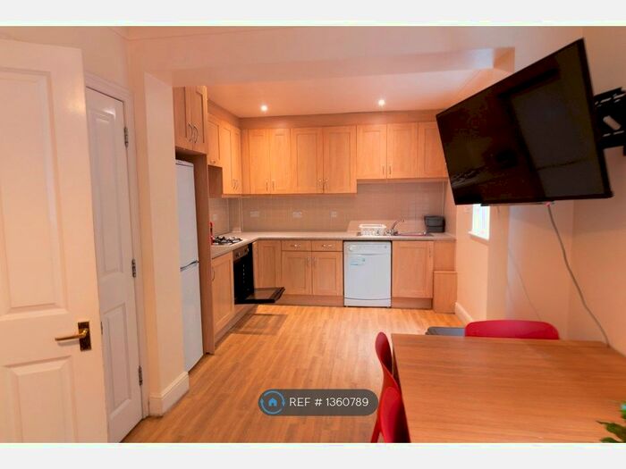 6 Bedroom End Of Terrace House To Rent In Cabell Road, Guildford, GU2