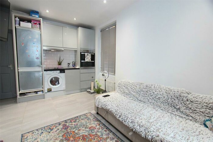 Apartment To Rent In Archway Road, London, N6