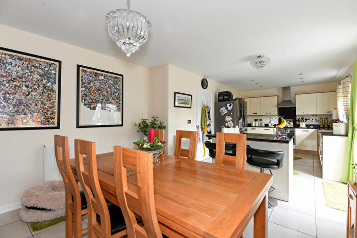 5 Bedroom Detached House For Sale In Pontefract Avenue, Castlemead, BA14