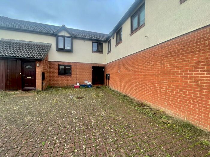 2 Bedroom Flat To Rent In Vienna Grove, Blue Bridge, Milton Keynes, MK13