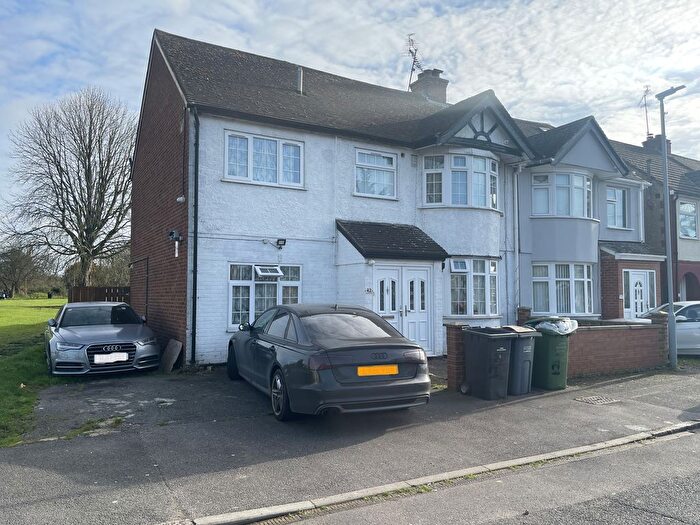 5 Bedroom Semi-Detached House To Rent In Runfold Avenue, Luton, LU3