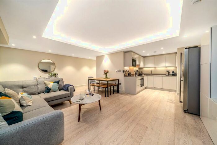 2 Bedroom Apartment To Rent In Chesterfield Grove, East Dulwich, London, SE22