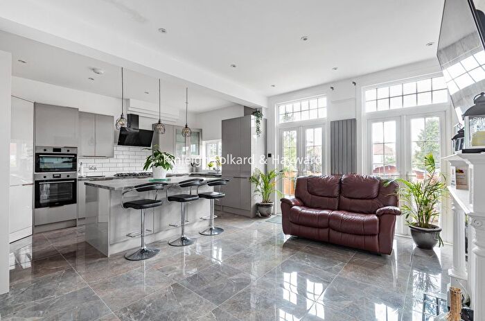 4 Bedroom Semi Detached House For Sale In Bellingham Road, Catford, London, SE6