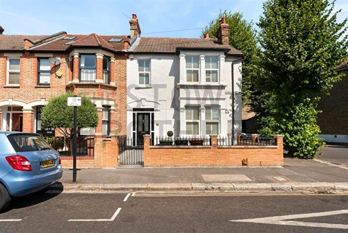 3 Bedroom End Of Terrace House To Rent In Leyspring Road, Leytonstone, E11