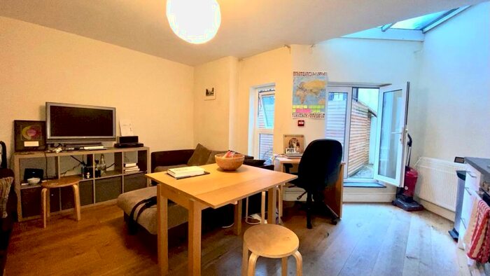2 Bedroom Apartment To Rent In High Street, Hornsey, London, N8