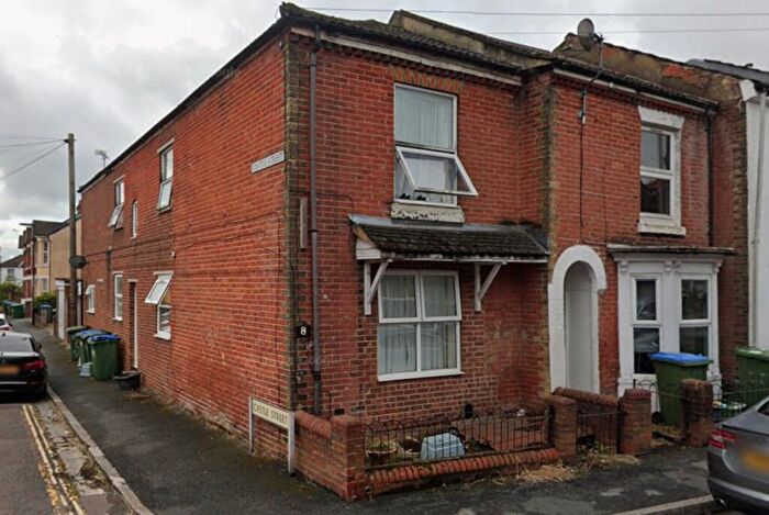 2 Bedroom Property To Rent In Inner Avenue, SO14